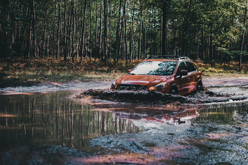 Subaru Drives through a deep puddle offroading